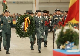 Homenaje a los caídos durante el acto con motivo de la festividad de la Guardia Civil.