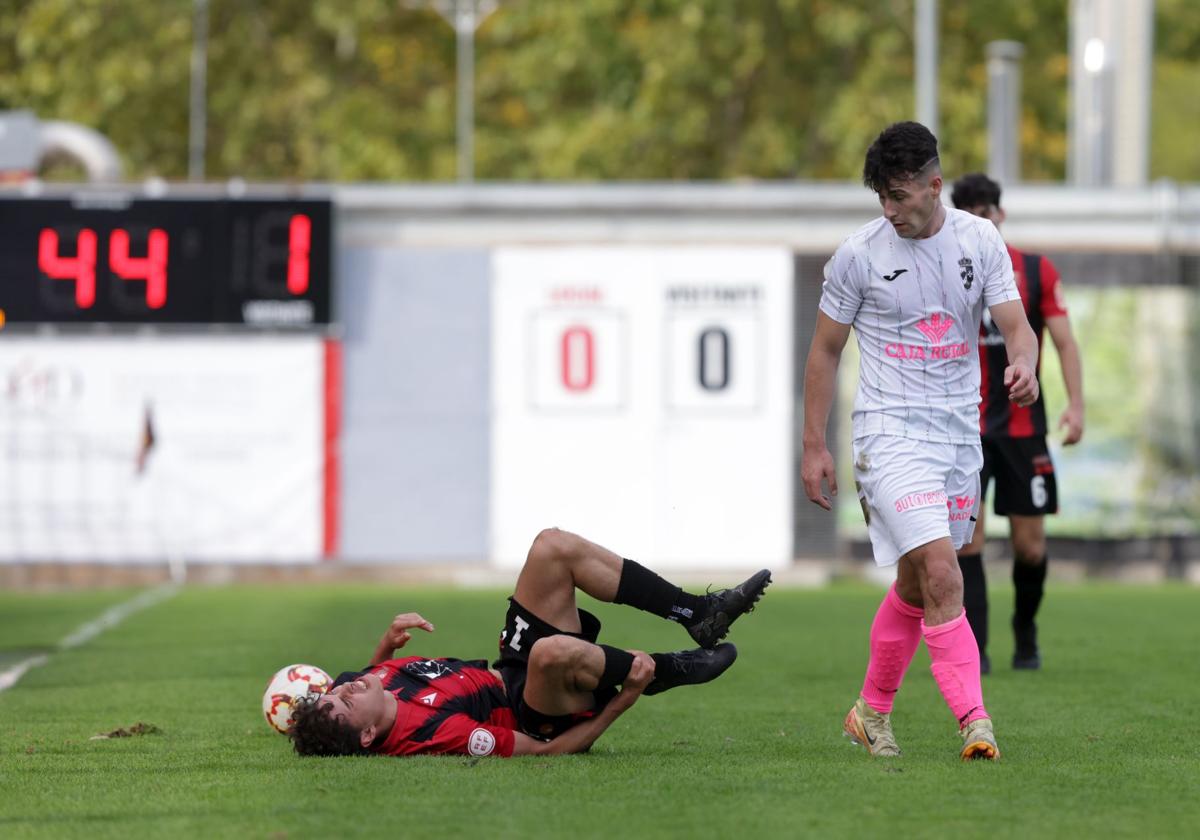 Un jugador del Laguna se queja de una entrada de un rival zamorano.