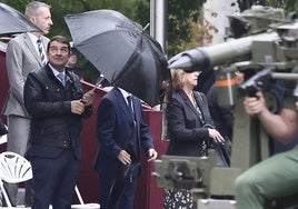 El presidente de la Junta de Castilla y León, Alfonso Fernández Mañueco, en el acto solemne de homenaje a la Bandera Nacional en Madrid.