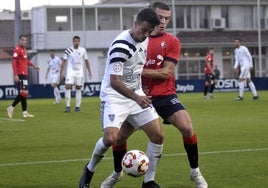 Javi Borrego, autor del 0-1, protege el balón ante un jugador del filial rojillo.