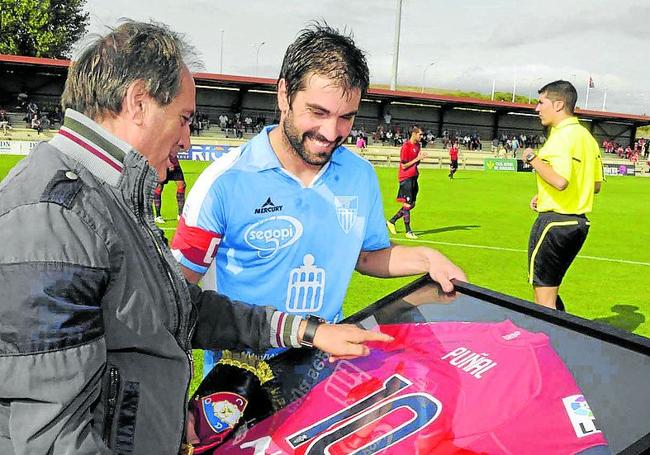 El Osasuna regala una camiseta de Puñal a Ramsés en 2011.