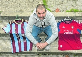 El técnico posa entre las camisetas de la Gimnástica Segoviana y el Osasuna.