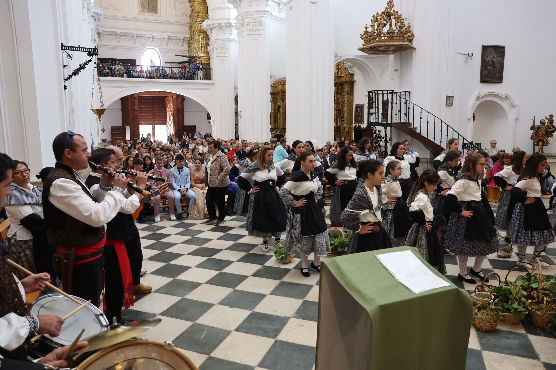 El pregón de Carmen Lomana en Rueda, en imágenes