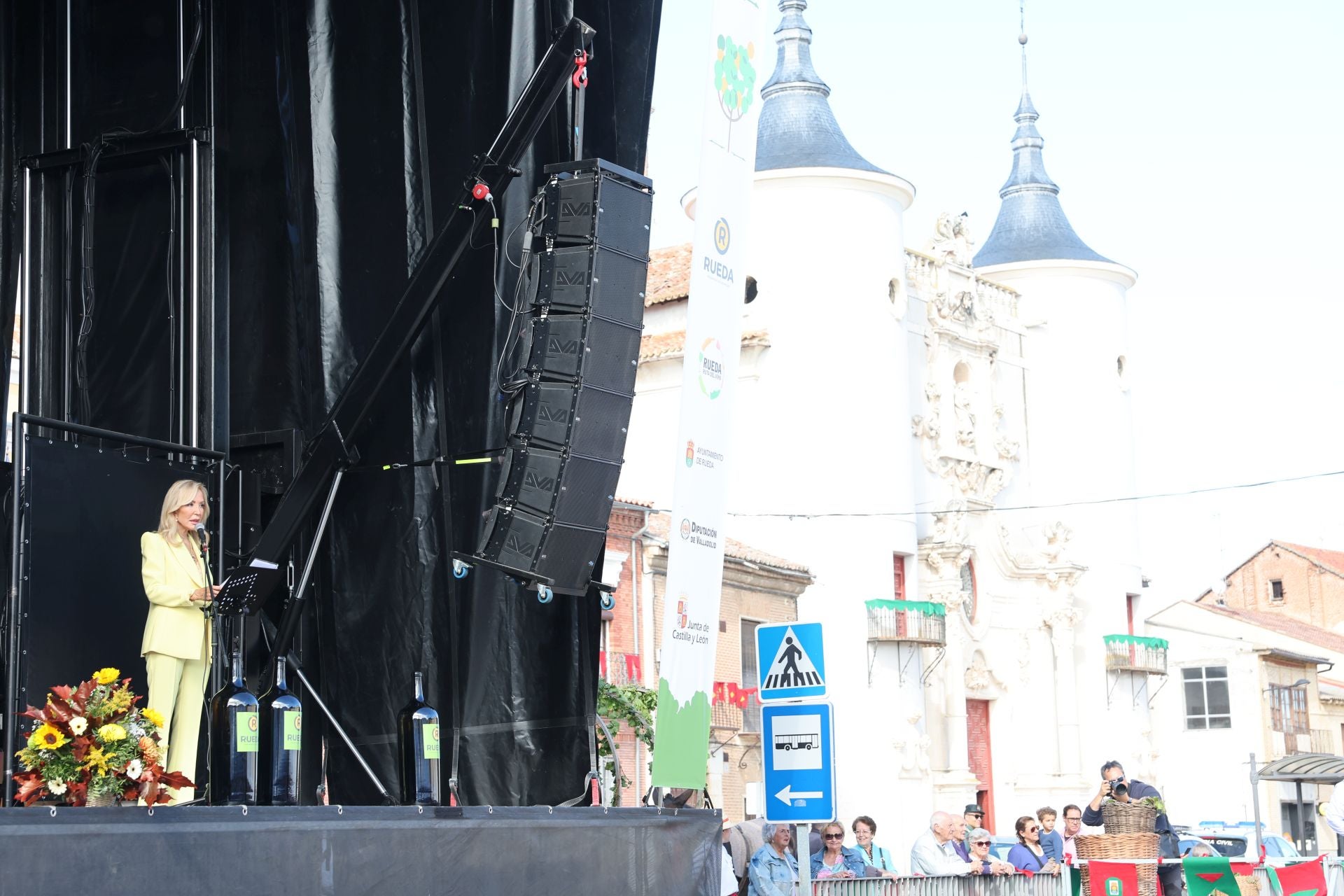 El pregón de Carmen Lomana en Rueda, en imágenes