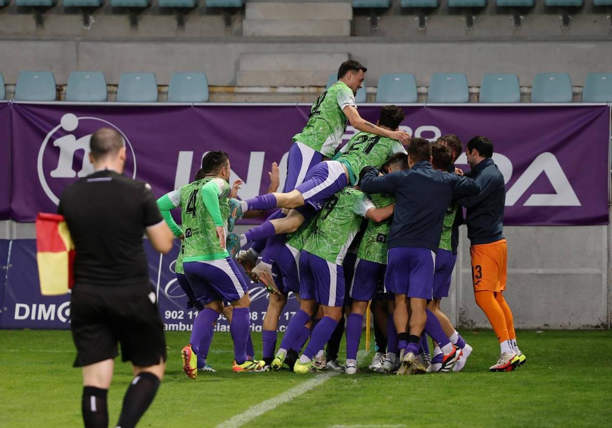 El Becerril celebra la victoria en la Balastera.