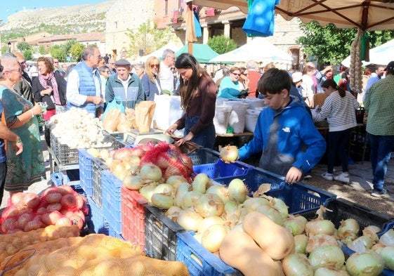 Puesto de venta de cebollas y otras hortalizas.