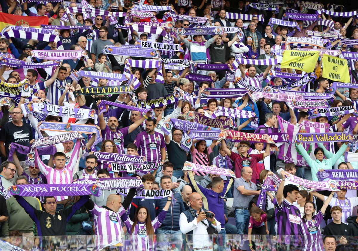 La afición recibe al equipo en el último partido disputado ante el Rayo Vallecano.