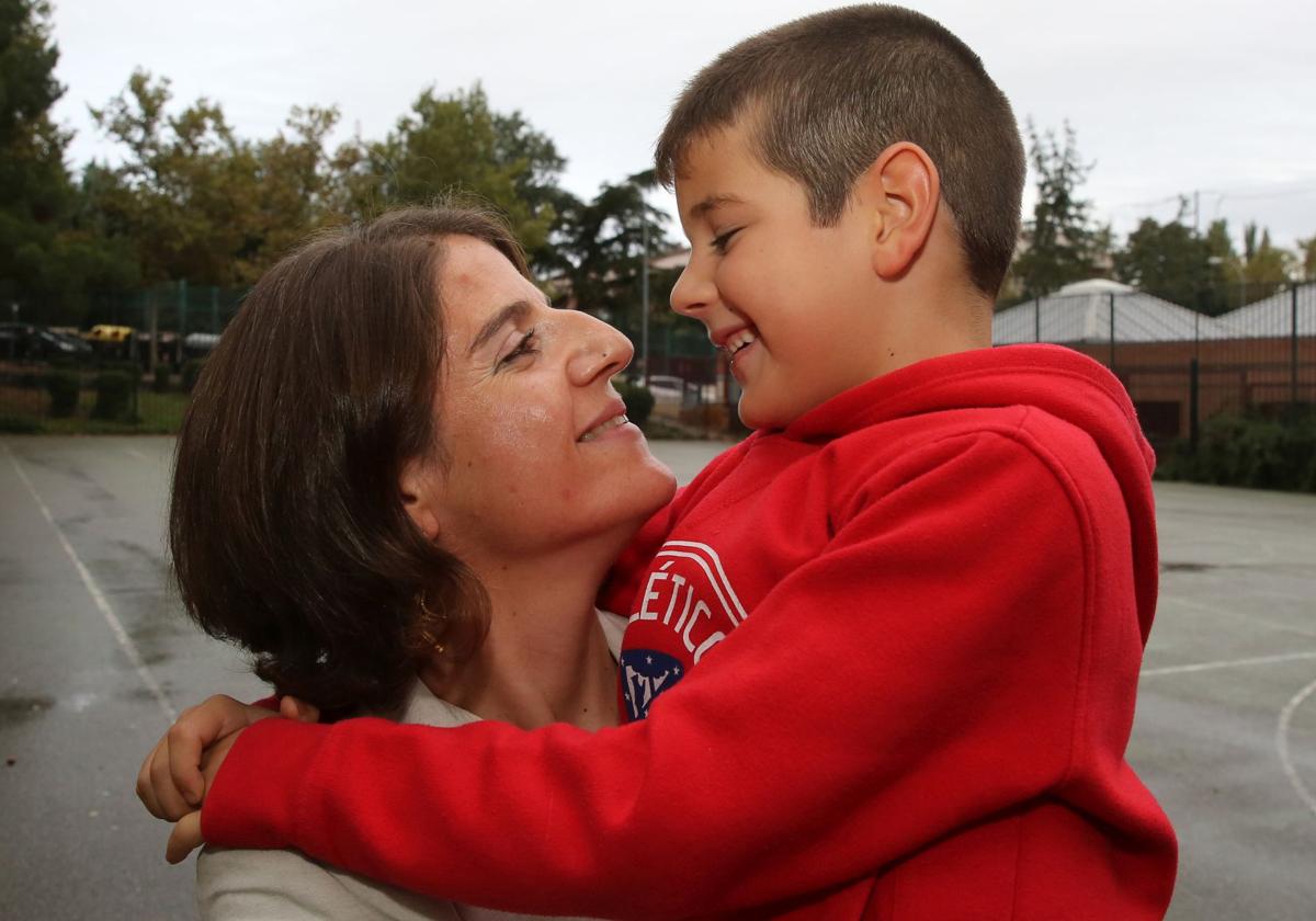 La madre soltera segoviana Esther Bermejo, abrazada a su hijo.