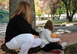 Laura, con su hija Alicia en un parque de Segovia, prefiere preservar la intimidad de ambas.