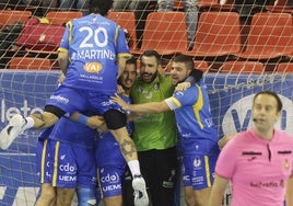 Los jugadores del Recoletas Valladolid abrazan a su compañero, el portero Gerard Forns, tras el pitido final.