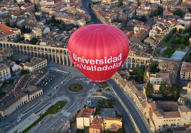 Volando con el globo de la Universidad durante una regata en Segovia.