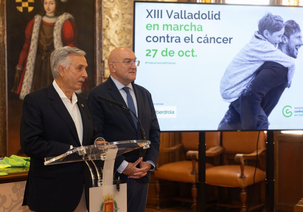 El presidente de la AECC en Valladolid, Artemio Domínguez, presenta junta al alcalde Jesús Julio Carnero la Marcha contra el Cáncer del próximo 27 de octubre