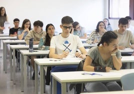 Varios alumnos realizan el examen de la Ebau, en el campus Esgueva de la Universidad de Valladolid.