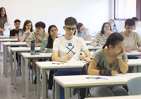 Varios alumnos realizan el examen de la Ebau, en el campus Esgueva de la Universidad de Valladolid.