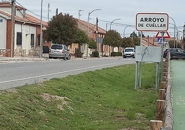 Acceso a la localidad de Arroyo de Cuéllar.