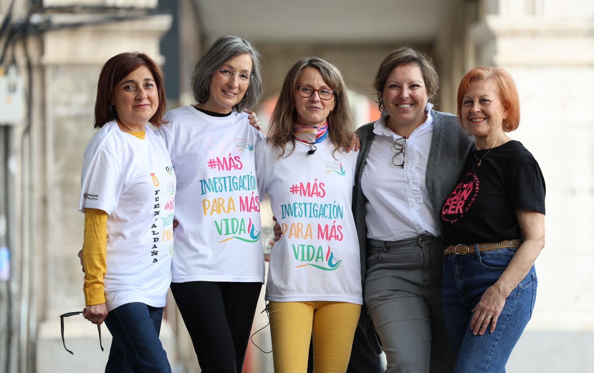 María Jesús Prada, Ana Isabel Antón, Lorena García, Conchi Torío y Josefina Rodríguez, integrantes de la asociación de pacientes de cáncer de mama metastásico de Valladolid.