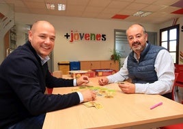 Víctor Herrero, técnico del área (izq.) y el concejal de Juventud, Sergio Calleja, en la Casa Joven.