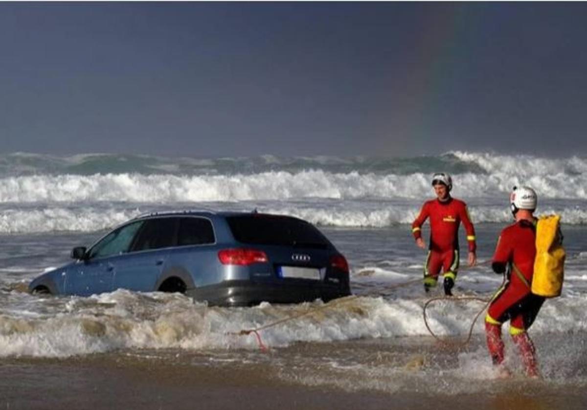 Los palentinos que dejaron su coche flotando en una playa de Santander pagaron una sanción de 350 euros