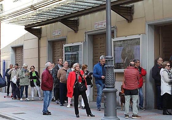 La gente espera en la calle Burgos para adquirir entradas en el Principal, este lunes.