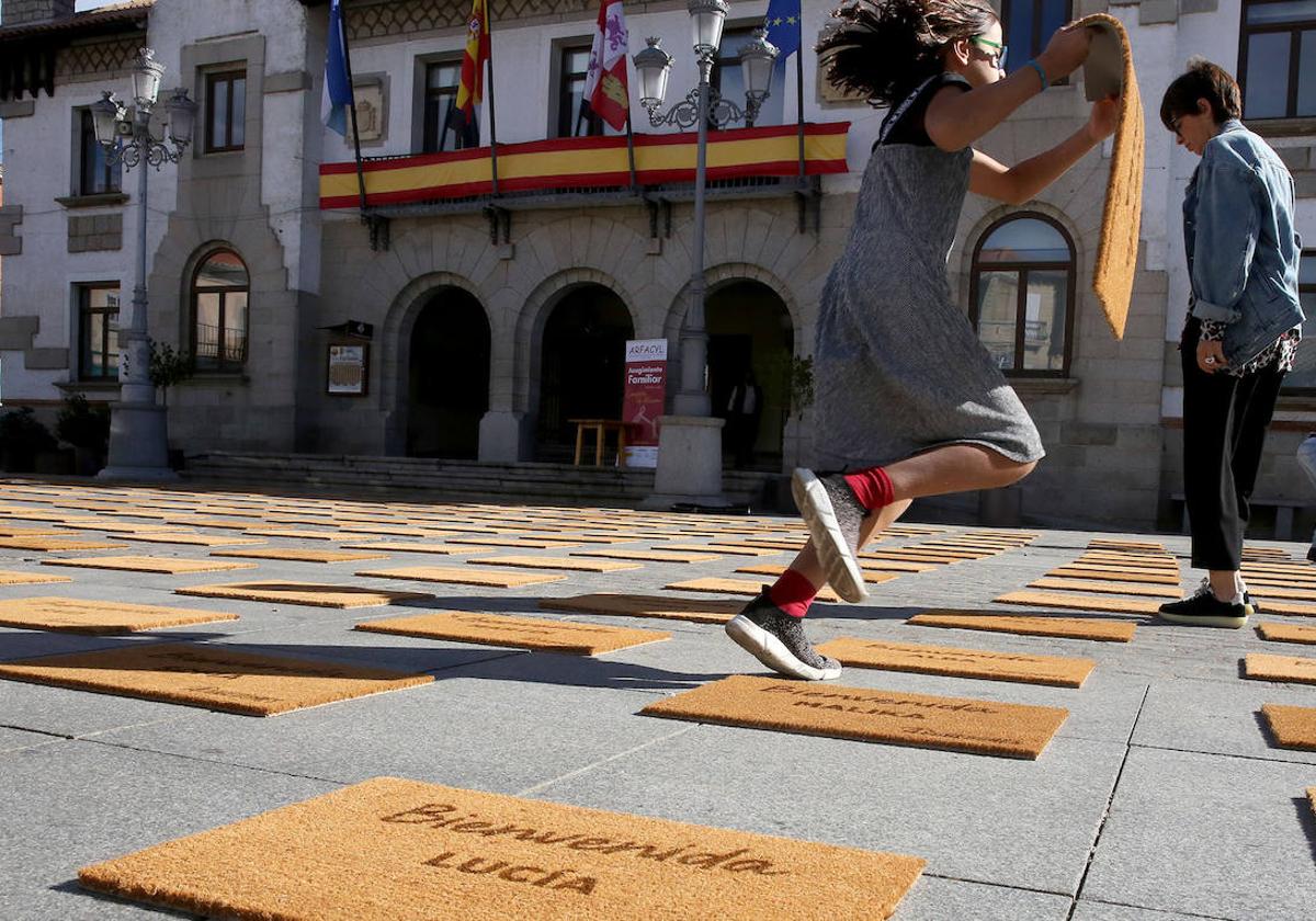 Una niña juega sobre los felpudos colocados ayer en la Plaza de la Constitución de El Espinar.