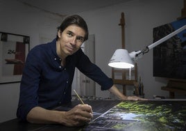 Luis Pérez pintando en su estudio.