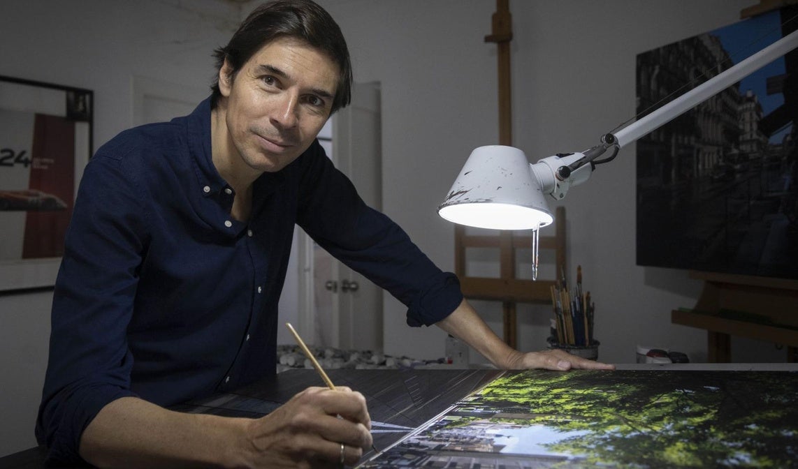 Luis Pérez pintando en su estudio.