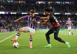 Raúl Moro controla la pelota ante Johan Mojica durante el Real Valladolid-Mallorca de la octava jornada