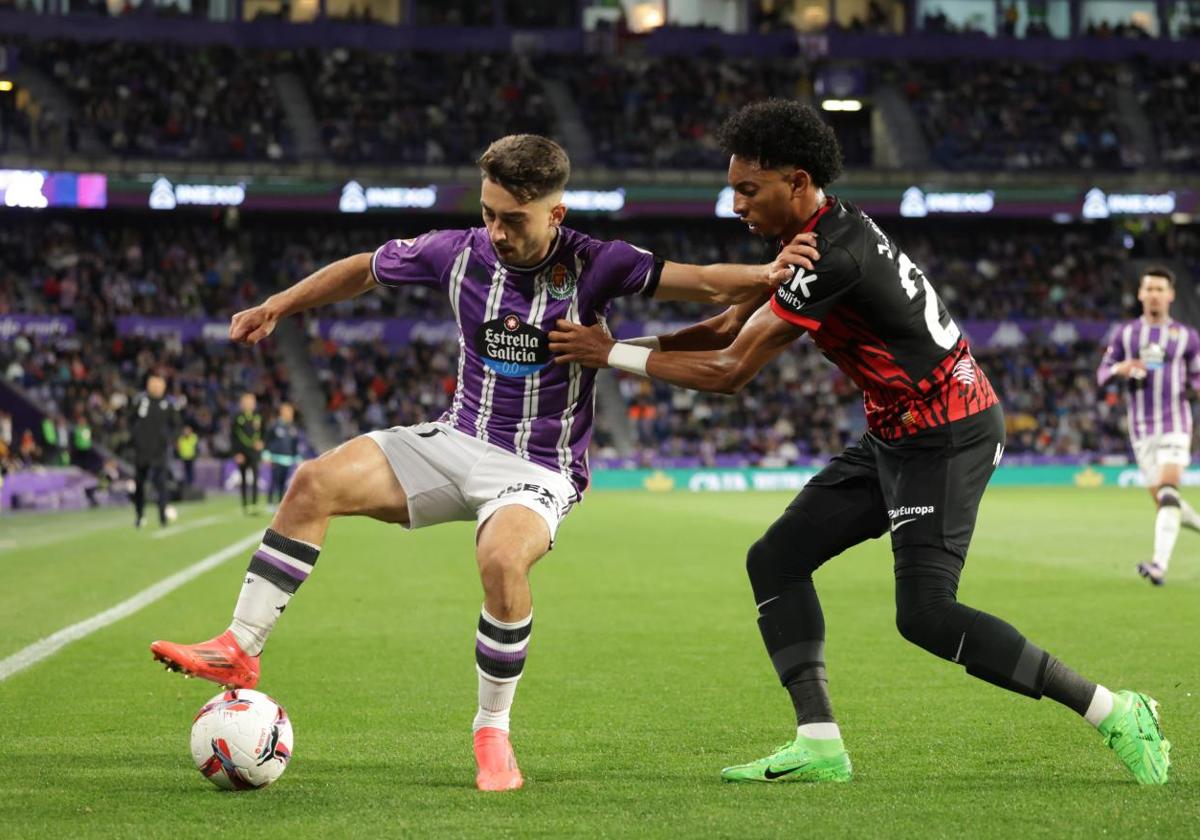 Raúl Moro controla la pelota ante Johan Mojica durante el Real Valladolid-Mallorca de la octava jornada