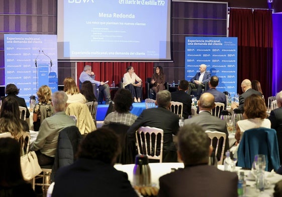 Carlos Aganzo (El Norte), durante la mesa redonda con Guadalupe Hernández (BBVA), Sonia García (Grupo Madison) y Alberto Fossati (Ikea).