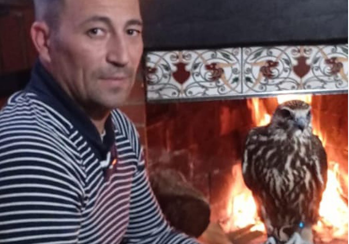 Rubén García con el halcón sacre que ha perdido