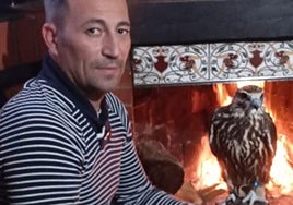 Rubén García con el halcón sacre que ha perdido