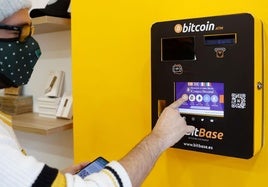 Un cliente opera en un cajero de criptomonedas en Madrid.