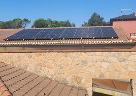 Paneles instalados en la cubierta del comedor del colegio.