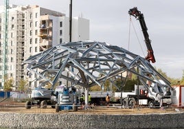 Los operarios tratan de estabilizar la estructura en el suelo tras los contratiempos del lunes.