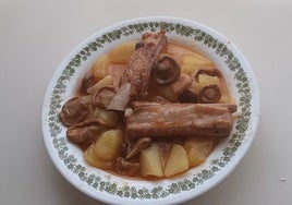 Patatas con costillas y níscalos.