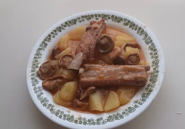 Patatas con costillas y níscalos