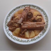 Patatas con costillas y níscalos