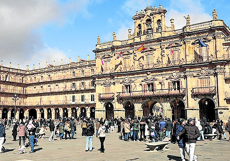 Un periódico pegado a la tierra