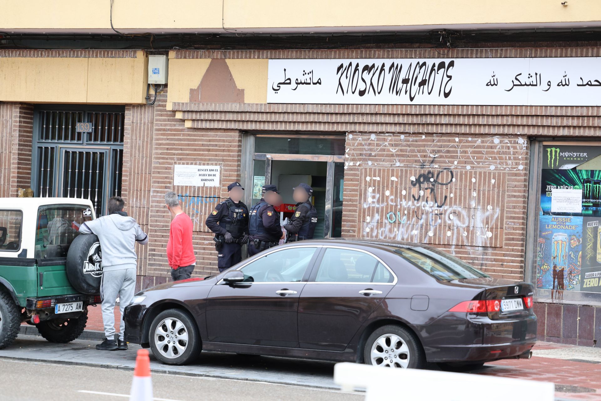 Las imágenes de la detención y el hallazgo de cuchillos en un ultramarinos de Delicias