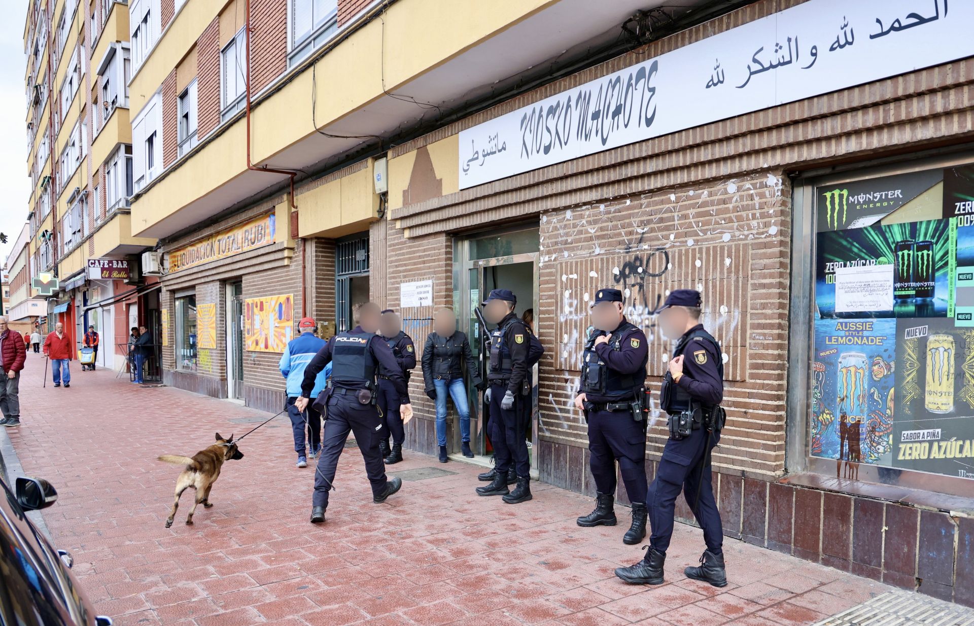 Las imágenes de la detención y el hallazgo de cuchillos en un ultramarinos de Delicias