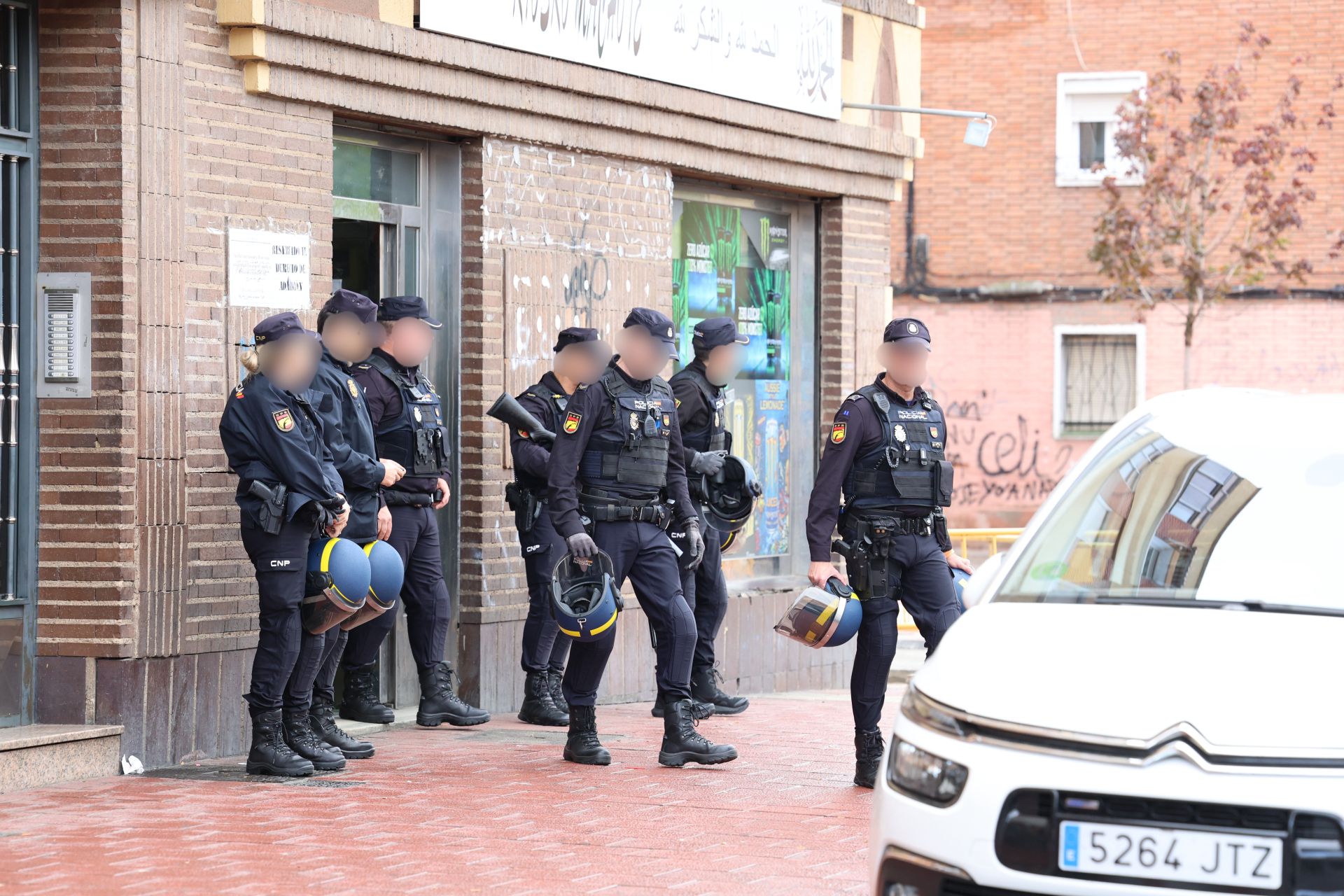 Las imágenes de la detención y el hallazgo de cuchillos en un ultramarinos de Delicias