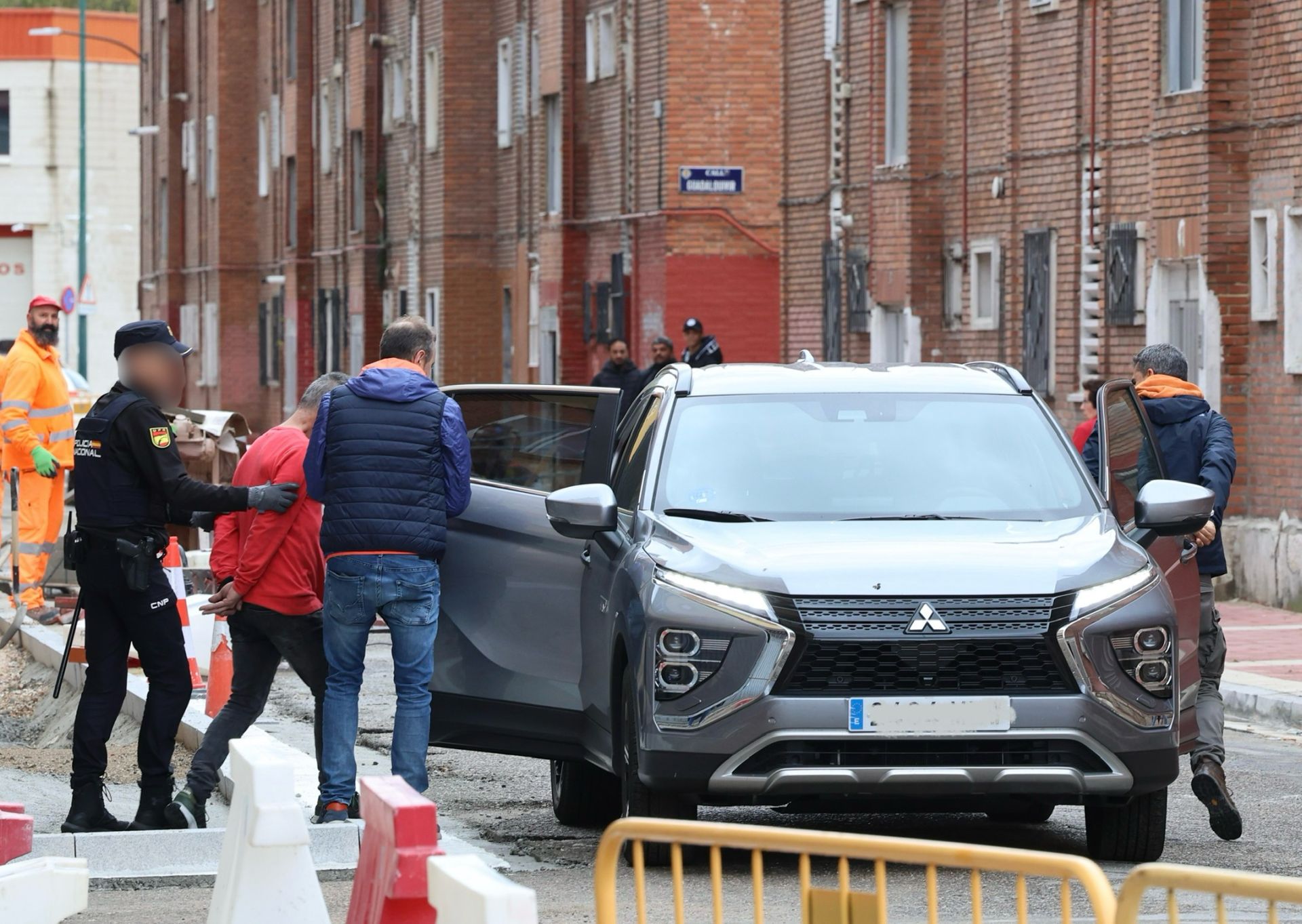 Las imágenes de la detención y el hallazgo de cuchillos en un ultramarinos de Delicias