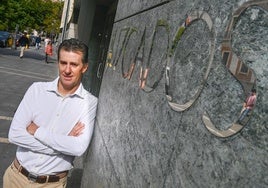 El abogado David Lázaro, en la puerta de los juzgados de la calle Angustias durante una guardia del turno.