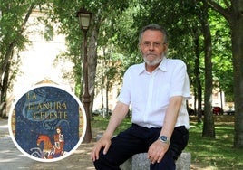 José Antonio Abella, en el jardín frente al Santuario Nuestra Señora de la Fuencisla, en Segovia, en julio de 2023 y, a la izquierda, portada del libro 'La llanura celeste'.