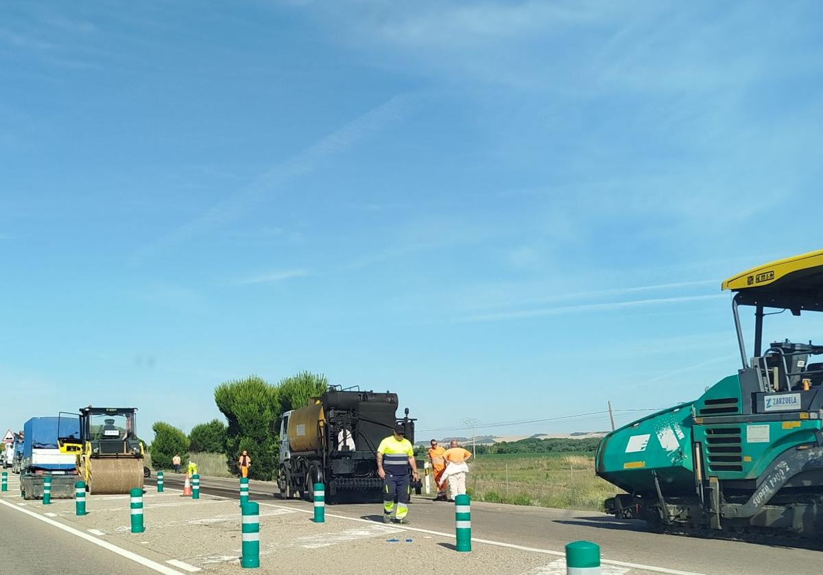 Obras de asfaltado en la A-11, entre Traspinedo y Tudela de Duero, para reparar los baches del pavimento, el pasado mes de julio.