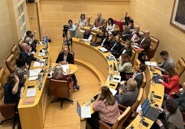 Los concejales del PP votan a favor de la nueva ordenanza fiscal durante la sesión plenaria.