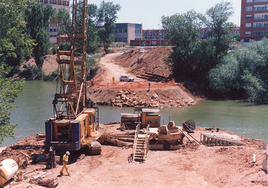 Cientos de personas, el 22 de mayo de 1999, en la inauguración del puente Condesa Eylo.