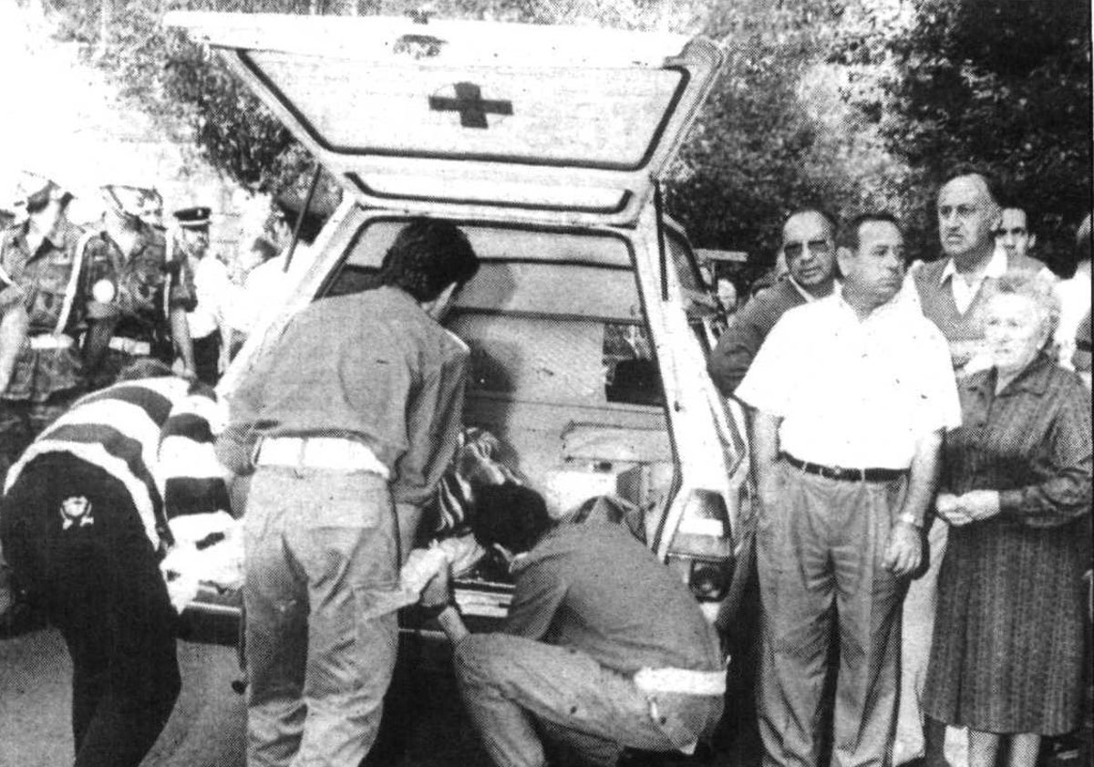 Imagen principal - Arriba, el cadáver es subido a la ambulancia. Abajo, piso alquilado por los terroristas del GRAPO en la calle Pelota y el coronel asesinado en una foto de los años 80.