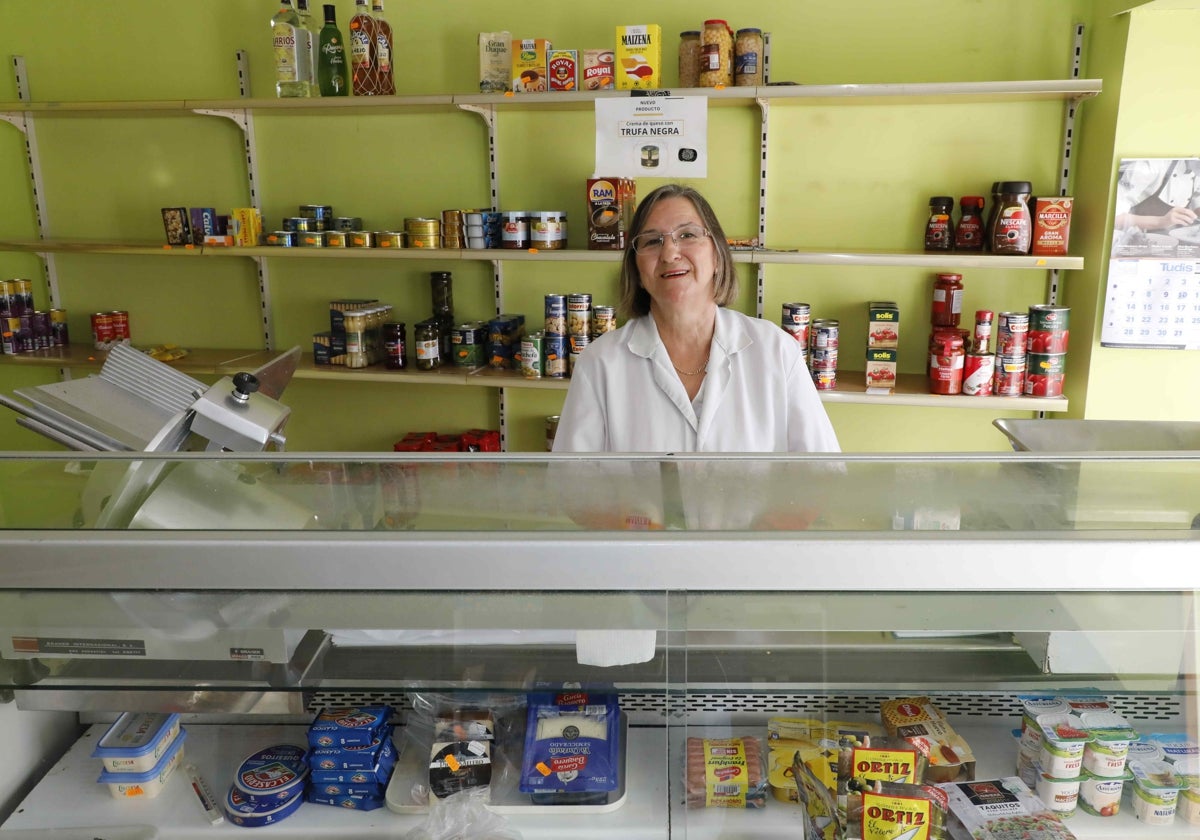 María Jesús Sanz detrás del mostrador de su tienda.