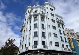 Edificio azul ubicado en la calle Gamazo.